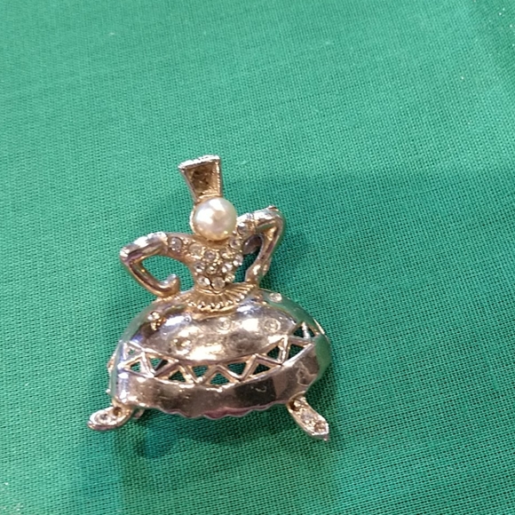 Dirvish Jewelry - 🧡 Queen of Hearts vintage pin/broach